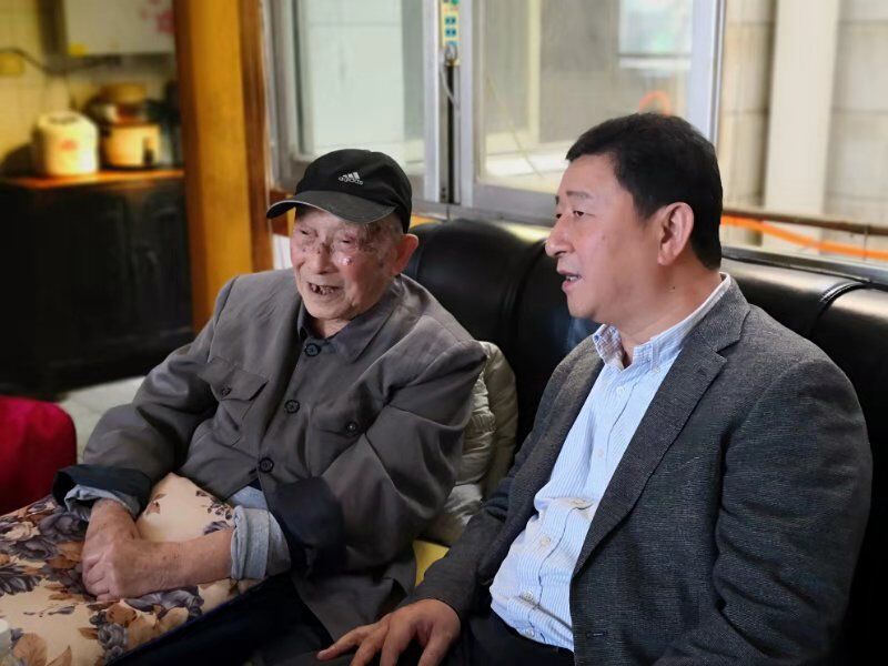 銘記歷史，不忘初心——公司領(lǐng)導(dǎo)班子看望慰問(wèn)公司退休職工、抗戰(zhàn)老兵黃開(kāi)仁