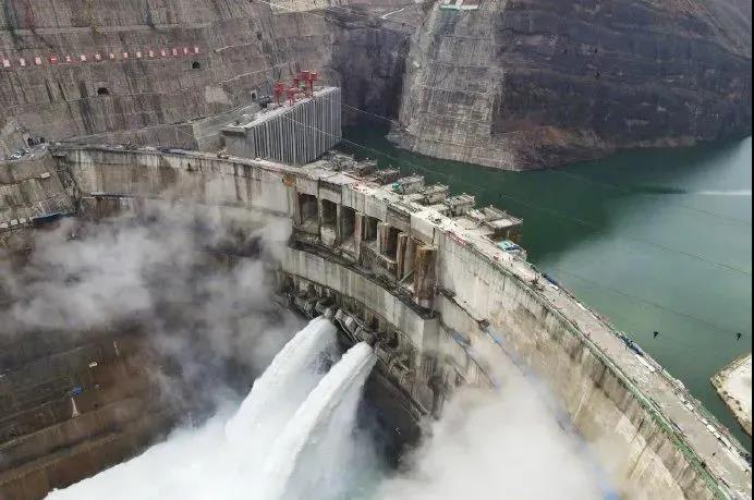 世界在建最大水電站大壩全線澆筑到頂，首批機組7月前投產發(fā)電